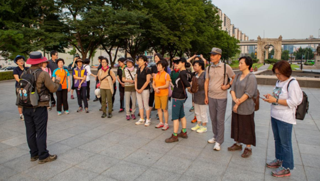 01.+50%2B여행다움+스토리텔러+수료식+(출처+서울시50플러스포털).jpg