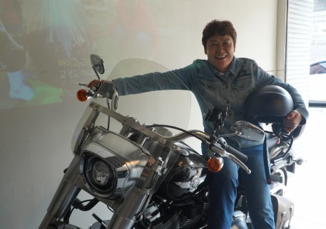 “갱년기 상열감으로 오토바이 타기 시작해···90세까지 할리데이비슨 타는 게 꿈”