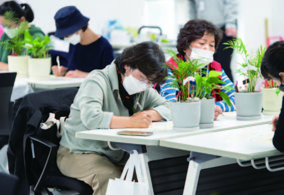 [22년사업성과사례집] 작은화분나눔단 "작은 화분이 주는 아주 큰 나눔의 힘" | 우수사례 | 현장